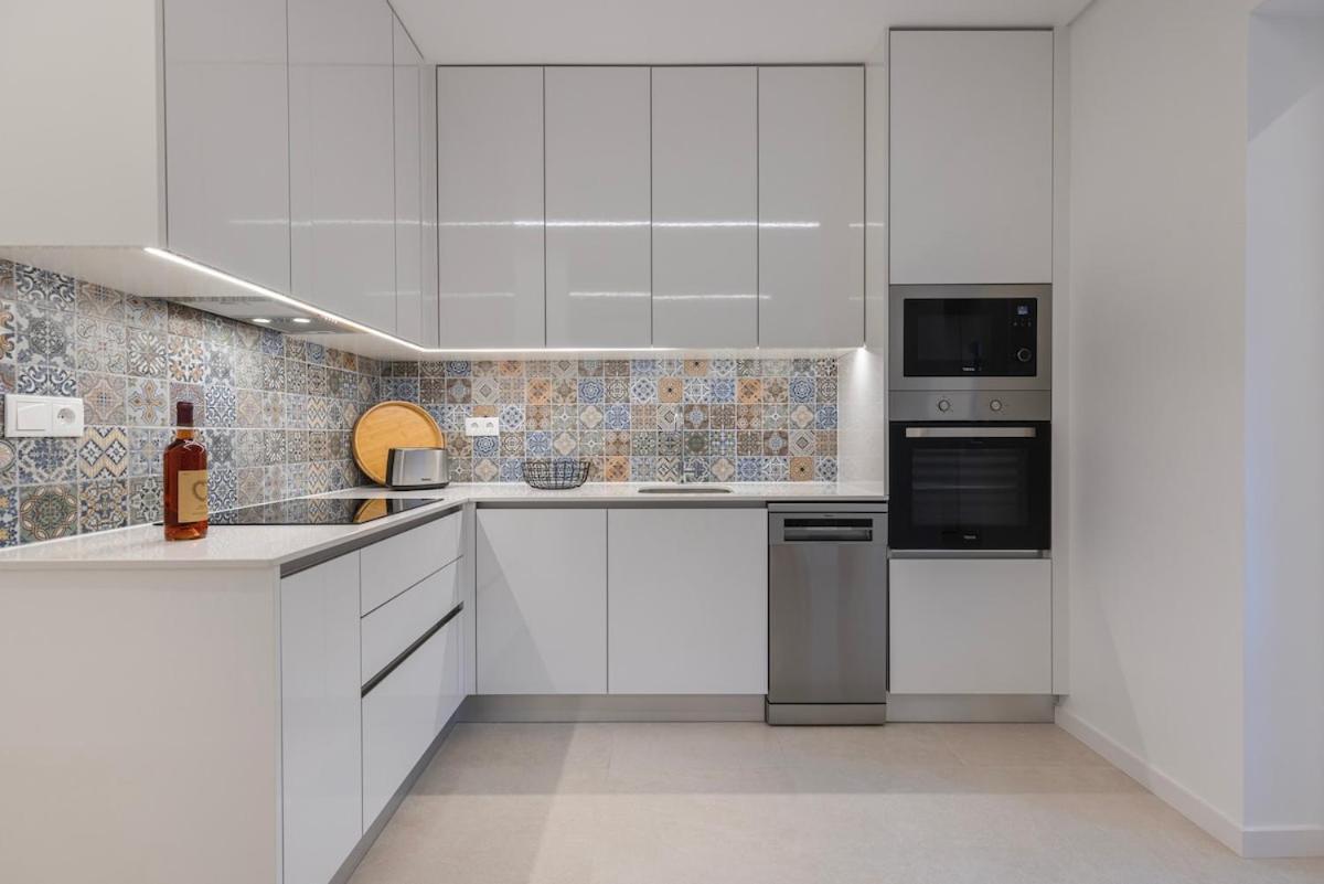 New By The Metro Apartment *