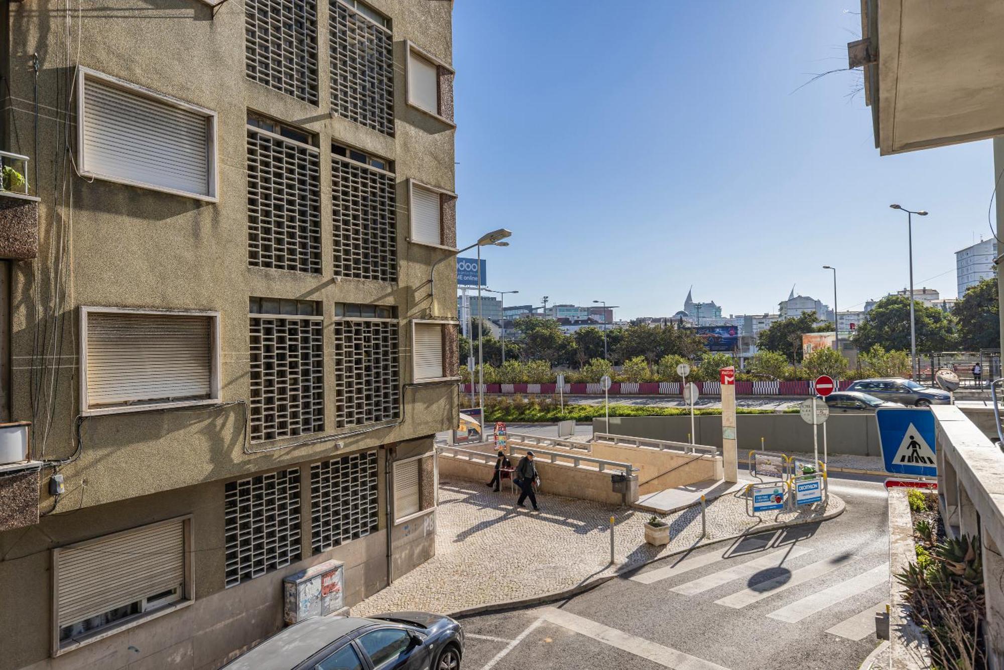 New By The Metro Apartment Lissabon